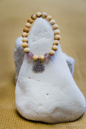Armband Palo Santo Hippie, Anhänger Lotusblume Buddha silber Erdbeerquarz.
