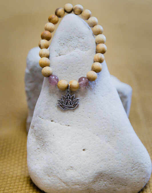 Palo Santo Armband Lotusblume Buddha Silberfarben Erdbeerquarz