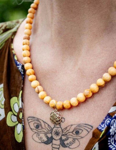 Palo Santo Halskette Hippie mit Anhänger Blume des Lebens aus Messing