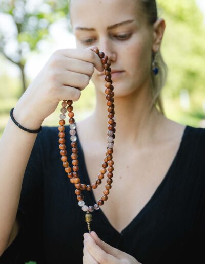 Gebetskette Mala aus Sandelholz Brown mit Erdbeerquarz