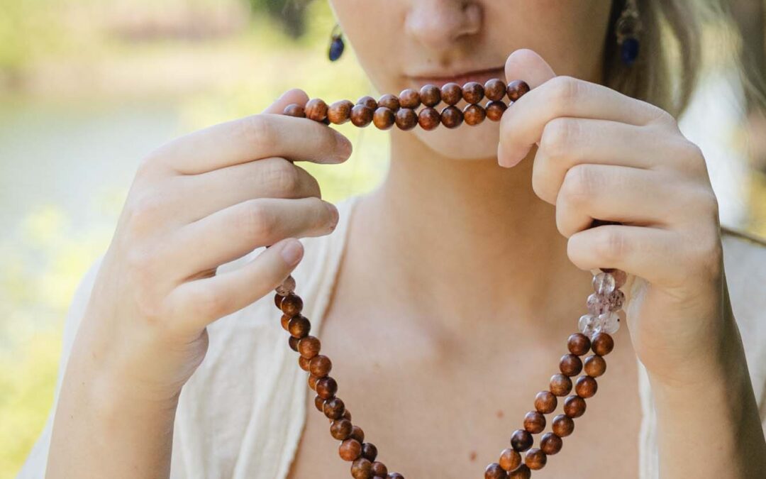 Gebetskette Mala aus Sandelholz Brown mit Erdbeerquarz
