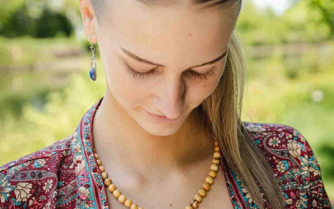 Palo Santo Halskette Hippie mit Anhänger Gaia – die Quelle allen Lebens silberfarben