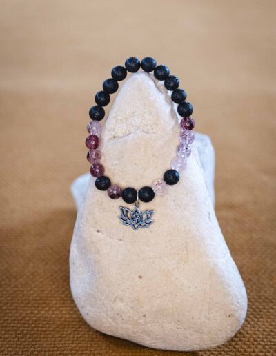 Lavaperlen Armband Erdbeerquarz und Lotusblume Om