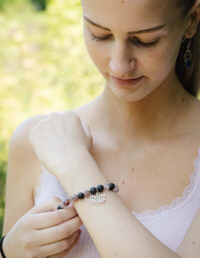 Lavaperlen Armband Erdbeerquarz und Lotusblume Om