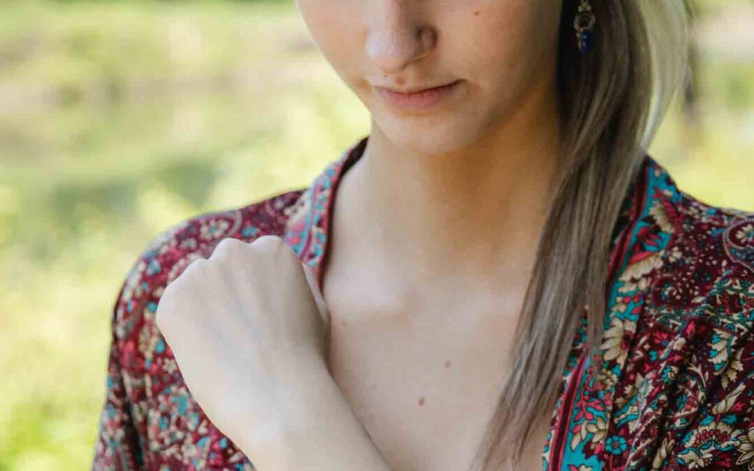 Sandelholz Armband mit Erdbeerquarz und Lotusblume Om