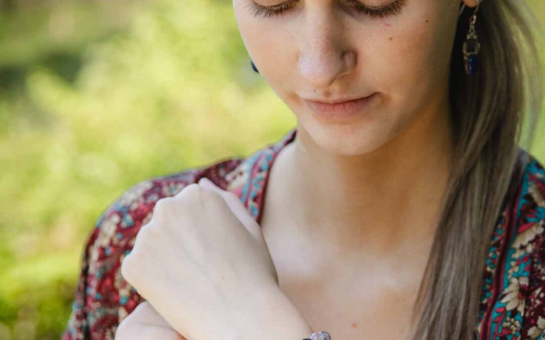 Lavaperlen Armband Erdbeerquarz und Lotusblume Om