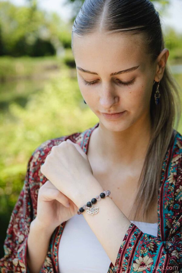 Lavaperlen Armband Erdbeerquarz und Lotusblume Om