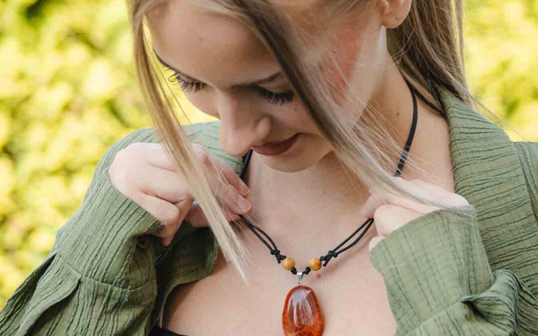 Hippie Halskette mit Anhänger Feuerachat in Tropfenform