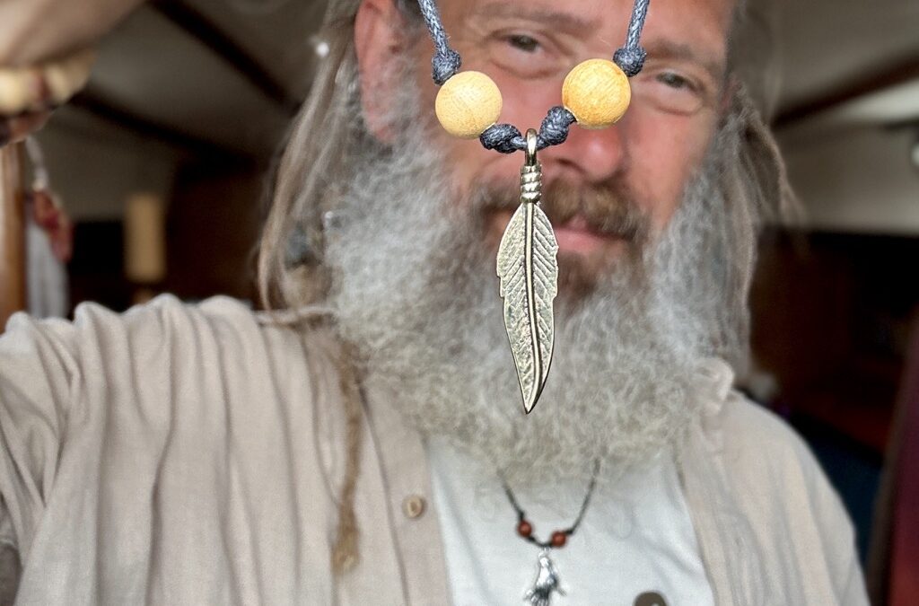 Hippie Halskette Feder bronzefarben mit Palo Santo