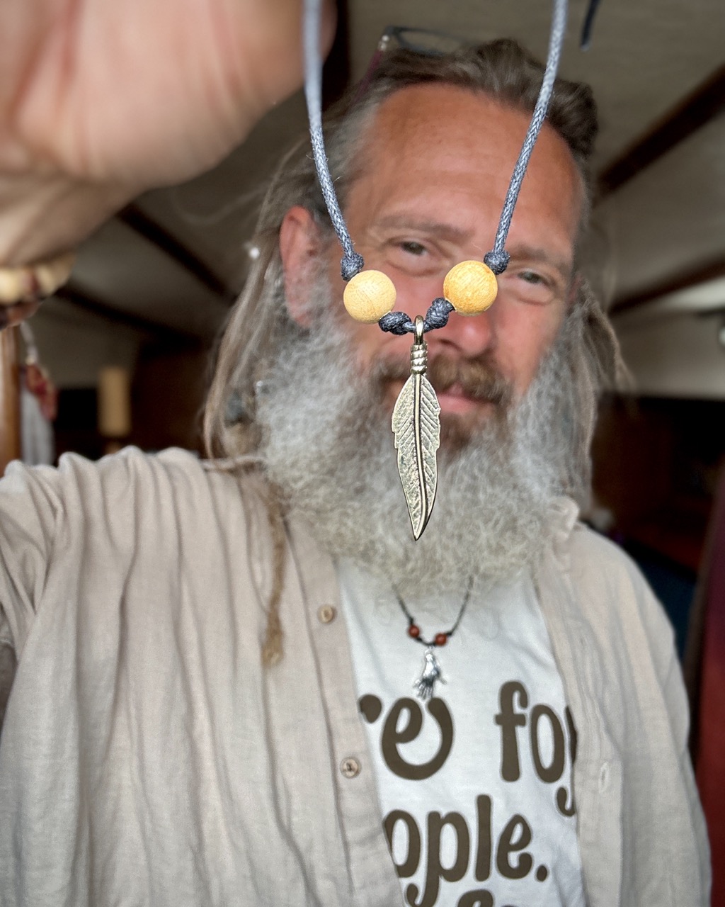 Hippie Halskette Feder bronzefarben mit Palo Santo