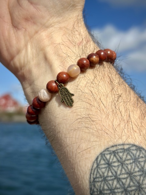 Sandelholz Armband mit Sonnenstein und Anhänger Fatima Hamsa Hand