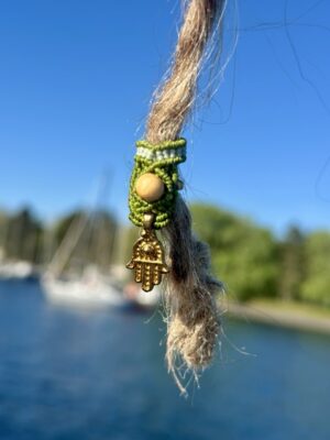 Dreadlock-Perle „Grün“ mit Messing, Palo Santo & Hamsa-Hand