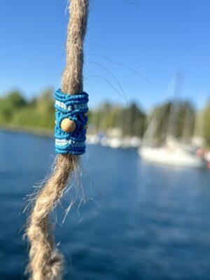 Dreadlock-Perle „Blau“ mit Messing & Palo Santo